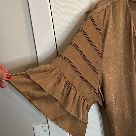 LOVE AND LEGEND wrap Blouse women’s X tan ruffle sleeve satin finish - Picture 3 of 6